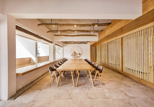 云見民宿室內(nèi)選取的卵石、土布，現(xiàn)場設(shè)計、制作的家具陳設(shè)使用當(dāng)?shù)夭鸪睦夏靖闹?，使這些平面上看起來近似的客房在實際體驗中別具一格